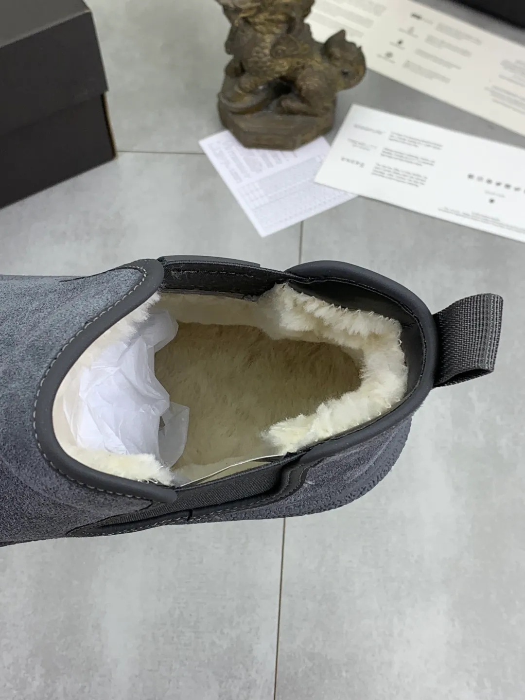 Men's men's shoes 💰P560 New arrival 🆕🆕🆕 IUGGI A pair of handsome Martin boots that want to be "welded" to the feet. Sheep fur lining is comfortable and warm. The anti-slip performance is even better. Matte cowhide with super comfortable stretch velvet. ➕Fine handmade stitching to keep your feet from freezing in the winter. Must be arranged! Perfectly interpreting the essence of Chelsea, trendy and fashionable, casual and versatile. Size: 39-44